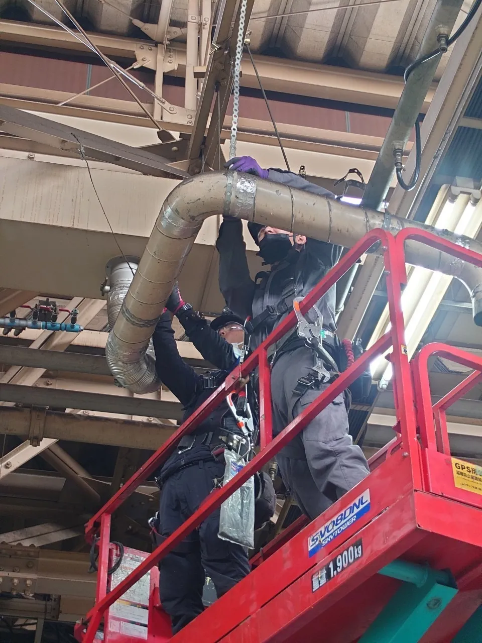 高所作業車を使用しての作業!